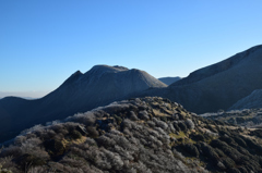 青空と雪化粧の三俣山