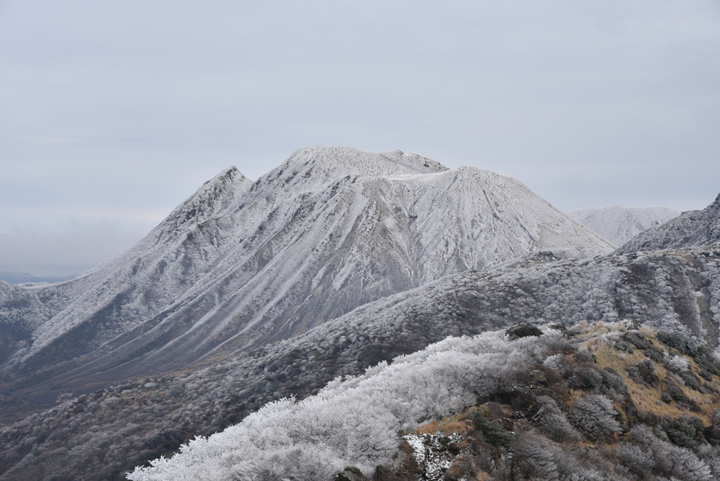 初冠雪の三俣山