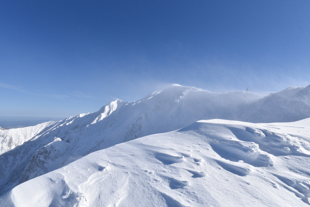 雪煙たなびく伯耆大山