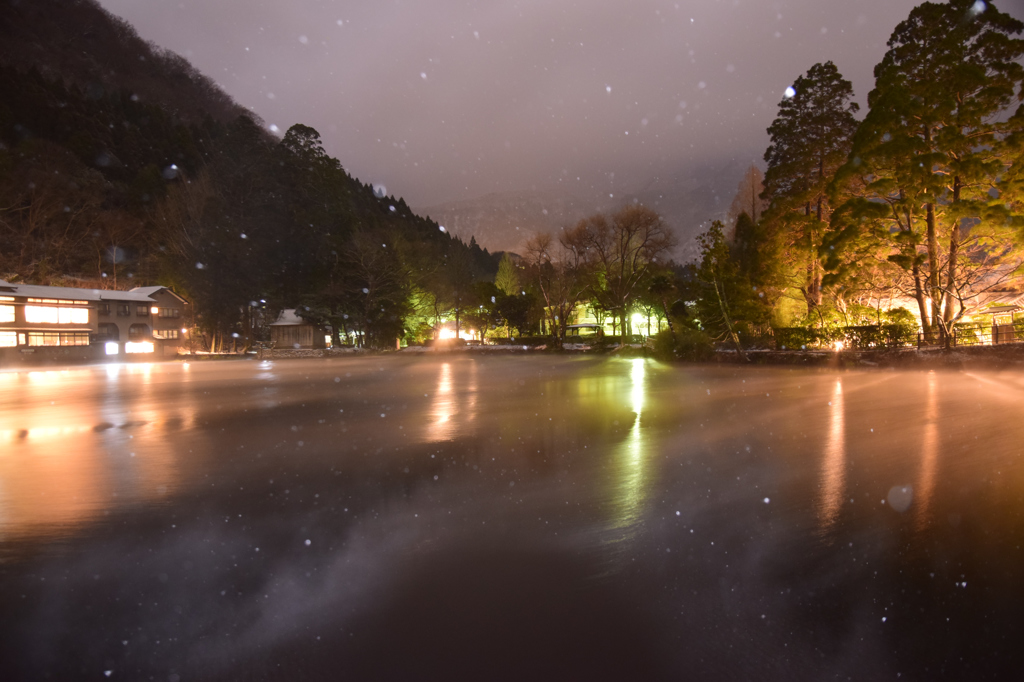 雪降る金鱗湖