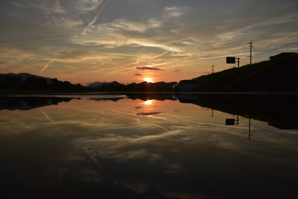 水面に映る夕日
