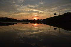 水面に映る夕日