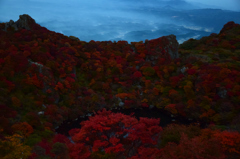 夕暮れ時の御池と紅葉