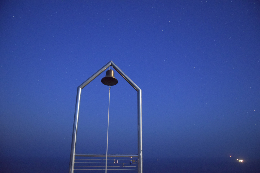 鶴御埼灯台展望所の鐘と星空