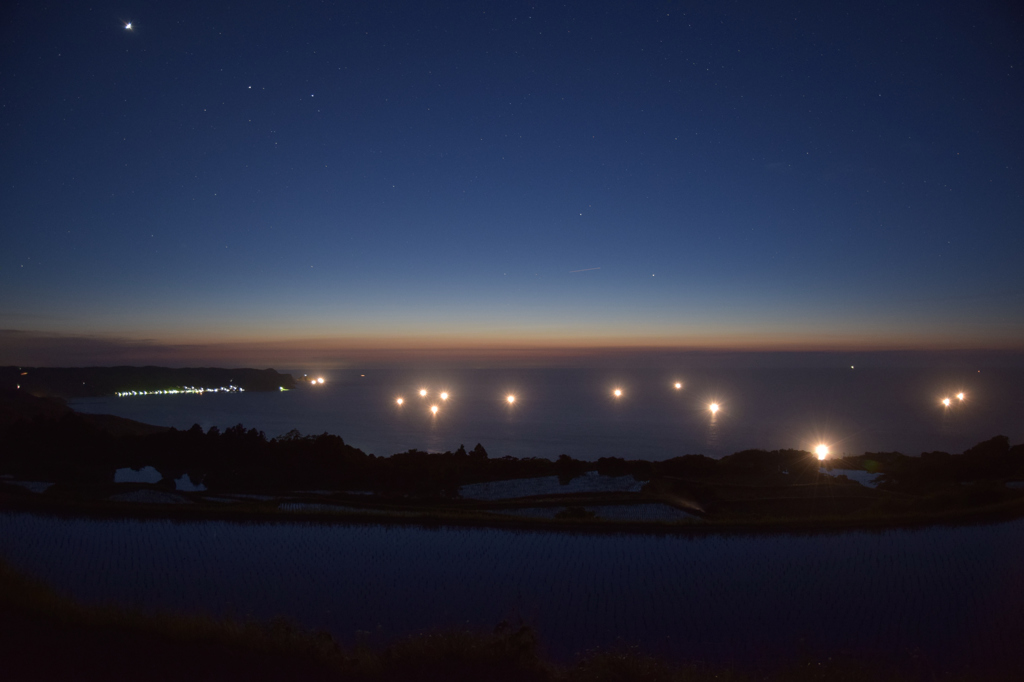 東後畑棚田と漁り火②