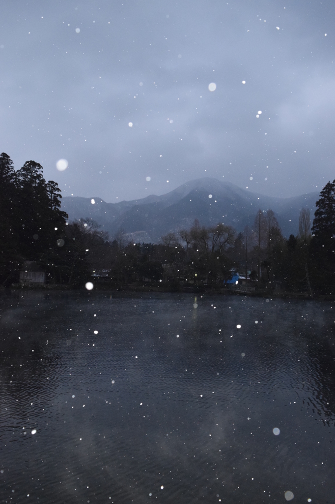雪降る金鱗湖②