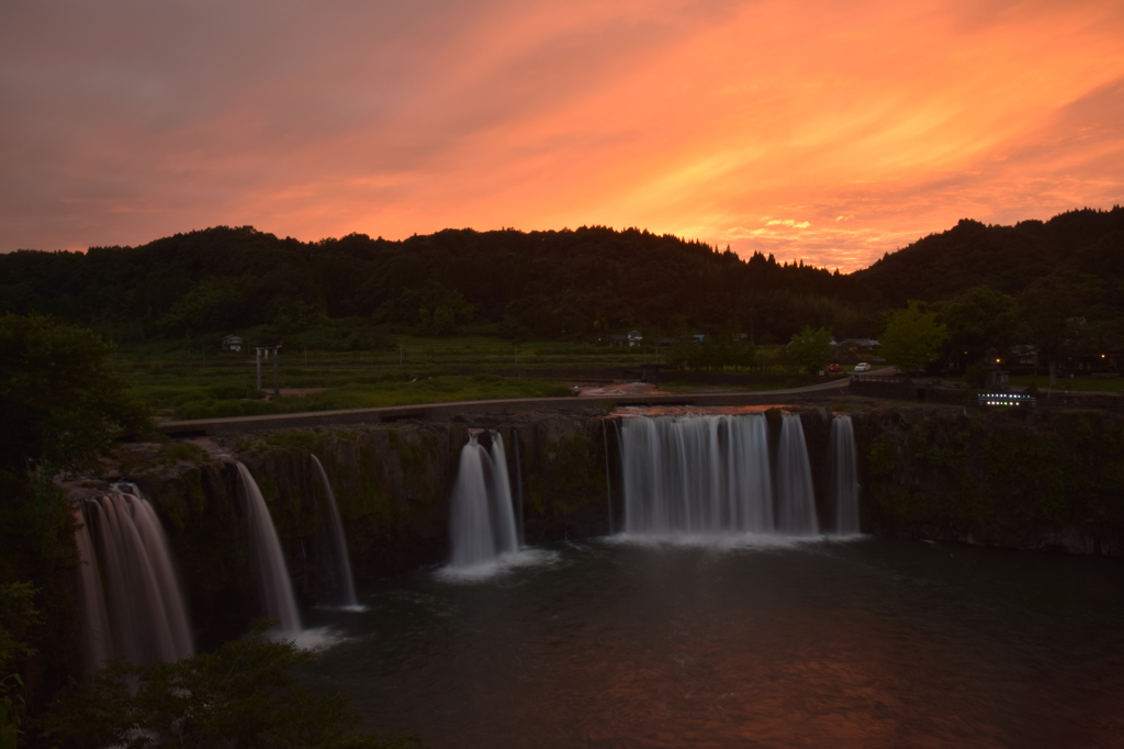 夕焼けに染まる滝