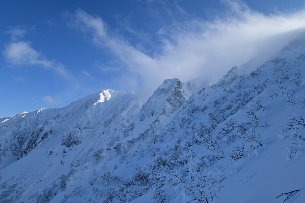 雪煙舞う