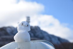 鶴見岳と雪だるま