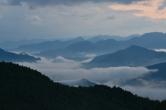 霧深き山々