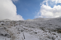 くじゅう連山の雪の登山道