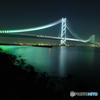 白く輝く明石大橋