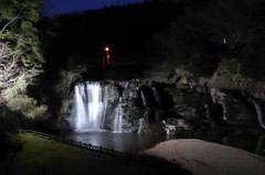 夜の滝