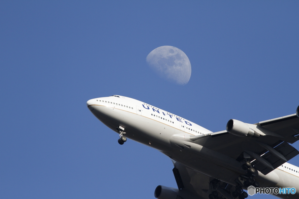 月と飛行機