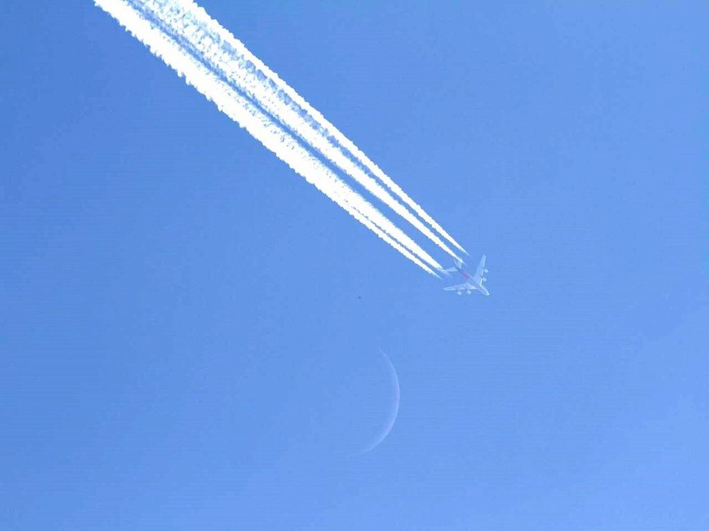 三日月と飛行機雲