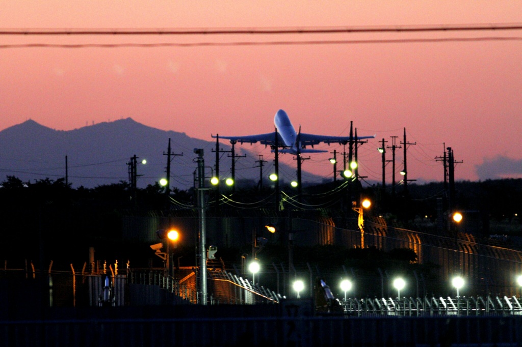 夕暮れ時の空港と筑波山