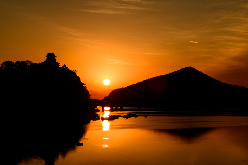 夕焼けに染まる犬山城