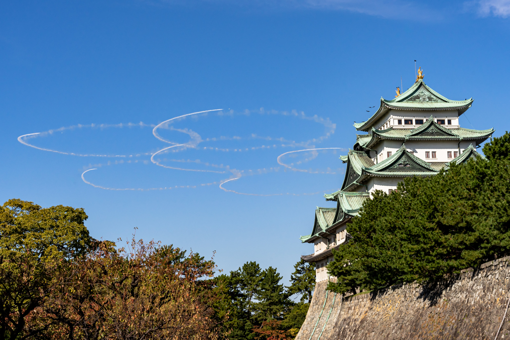 名古屋城とブルーインパルス