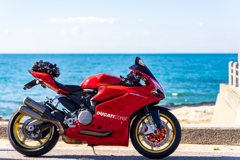青い海と赤いバイク