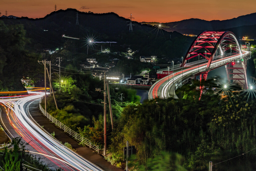 夕暮れ時の第二音戸大橋