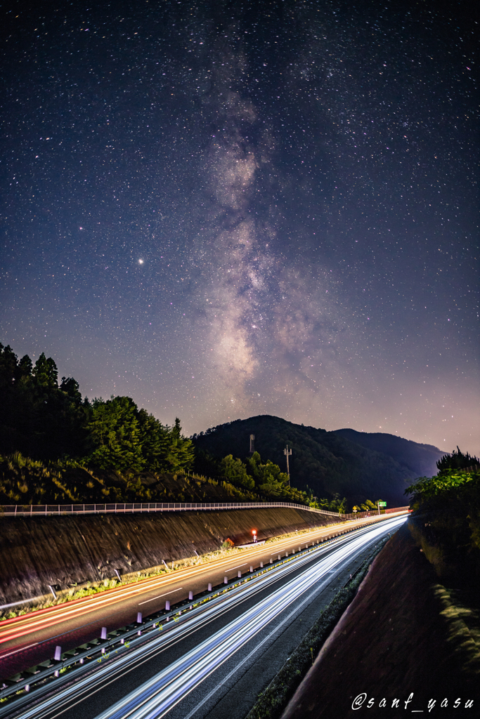 高速道路と天の川