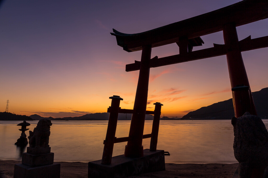 鳥居と夕日