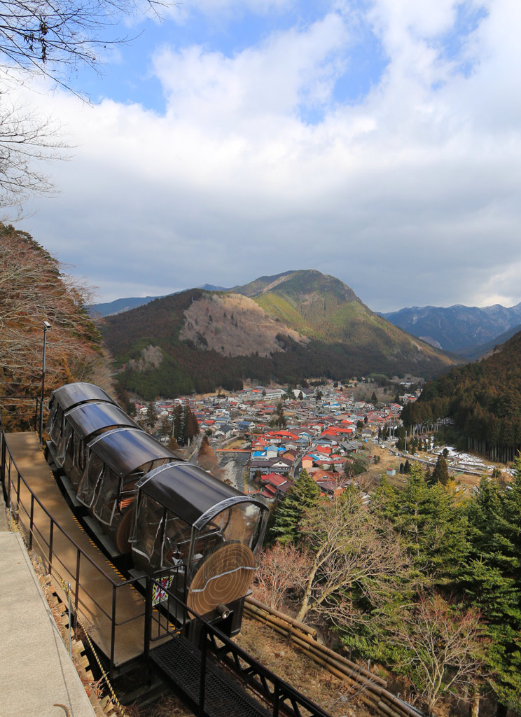 洞川の街と大峯山