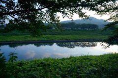 雲が浮かぶ川