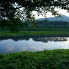 雲が浮かぶ川