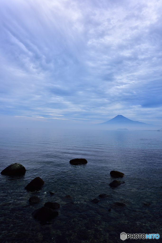 朝靄の駿河湾