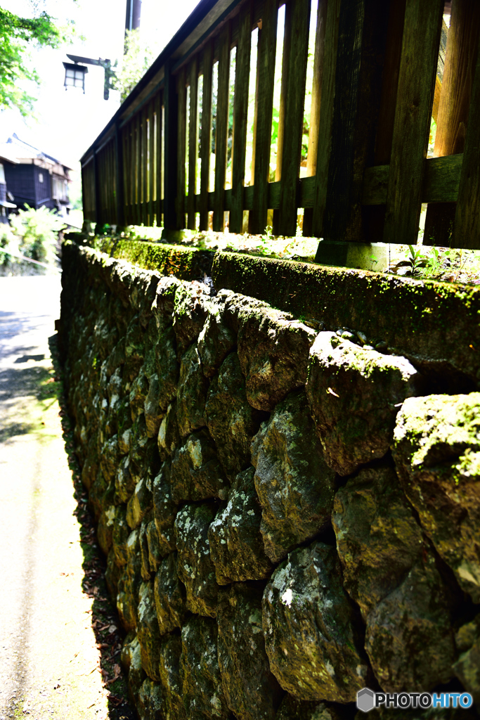 7.古い石積みと木塀