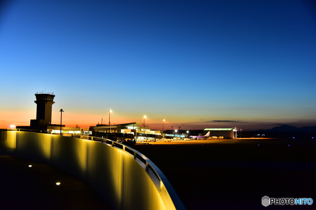 展望デッキから見る夕暮れの空港