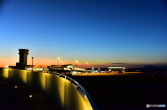 展望デッキから見る夕暮れの空港