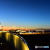 展望デッキから見る夕暮れの空港