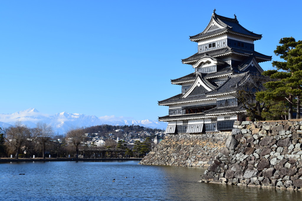 松本城と雪山