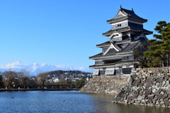松本城と雪山