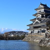 松本城と雪山