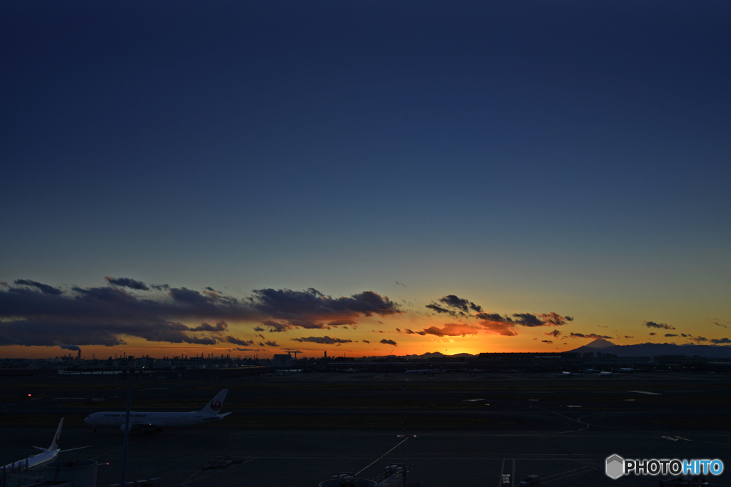 冬・夕暮れ・羽田空港----④