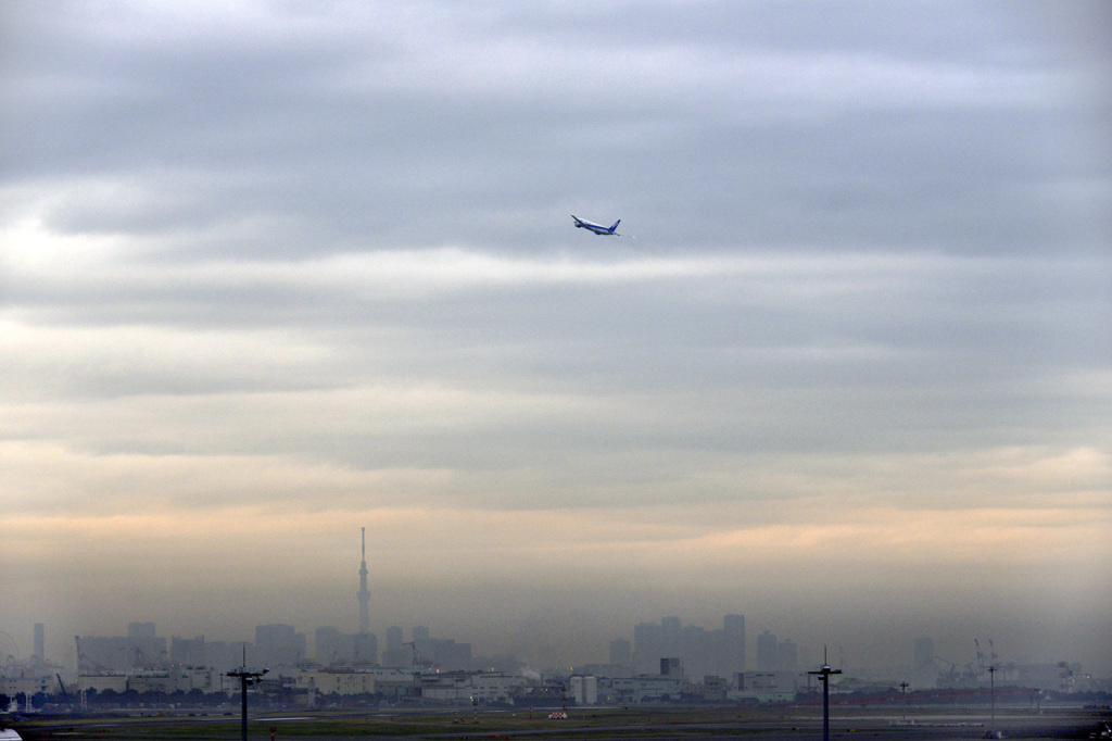 霞む街を飛ぶ