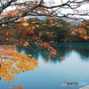 紅葉と色光る沼