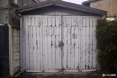 雨上がり----木造りの白い扉のガレージ