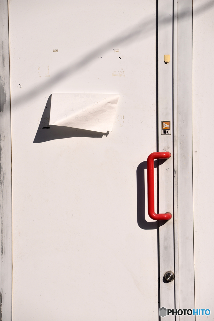 赤い取っ手のドア