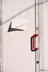 赤い取っ手のドア