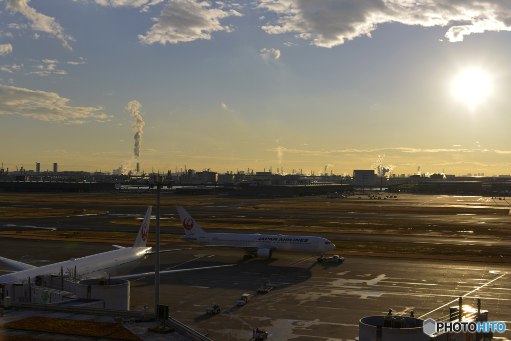 穏やかな夕暮れ空港