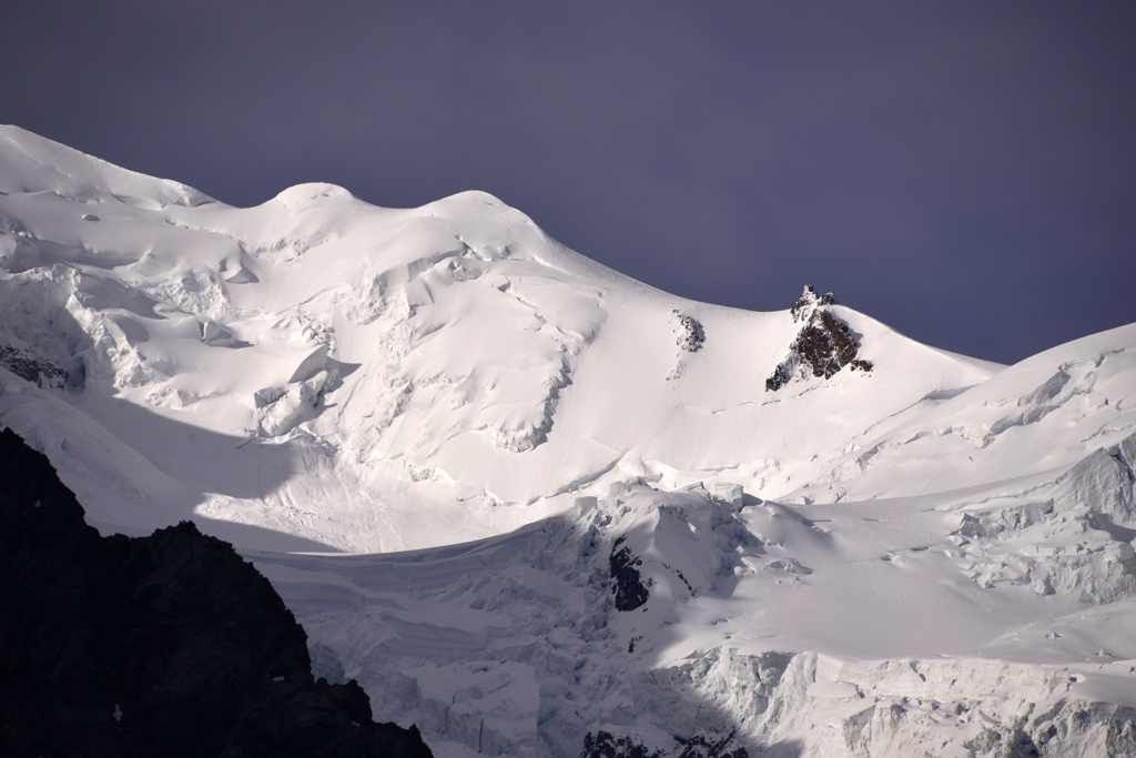 登山者を阻む雪峰---③