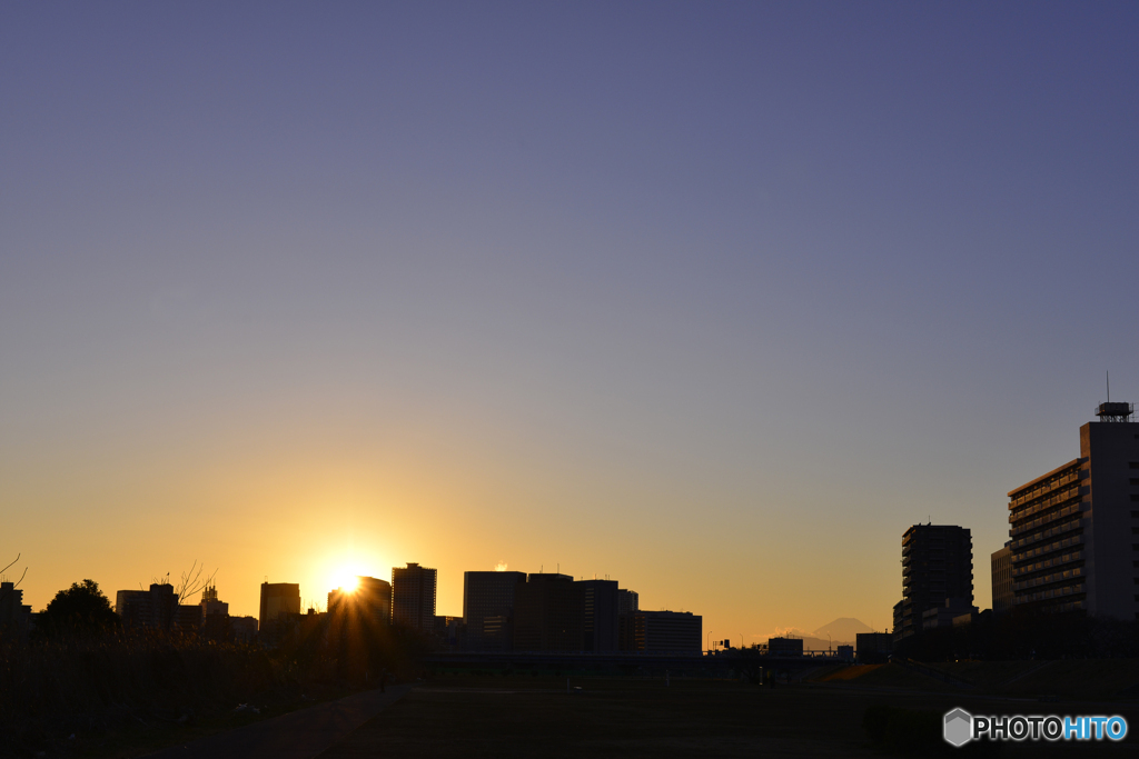 富士の元に沈む夕日