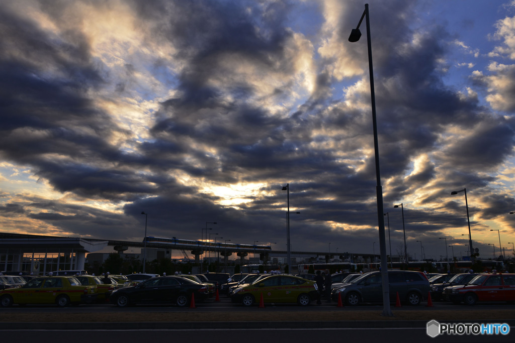 タクシーを包み込む夕空