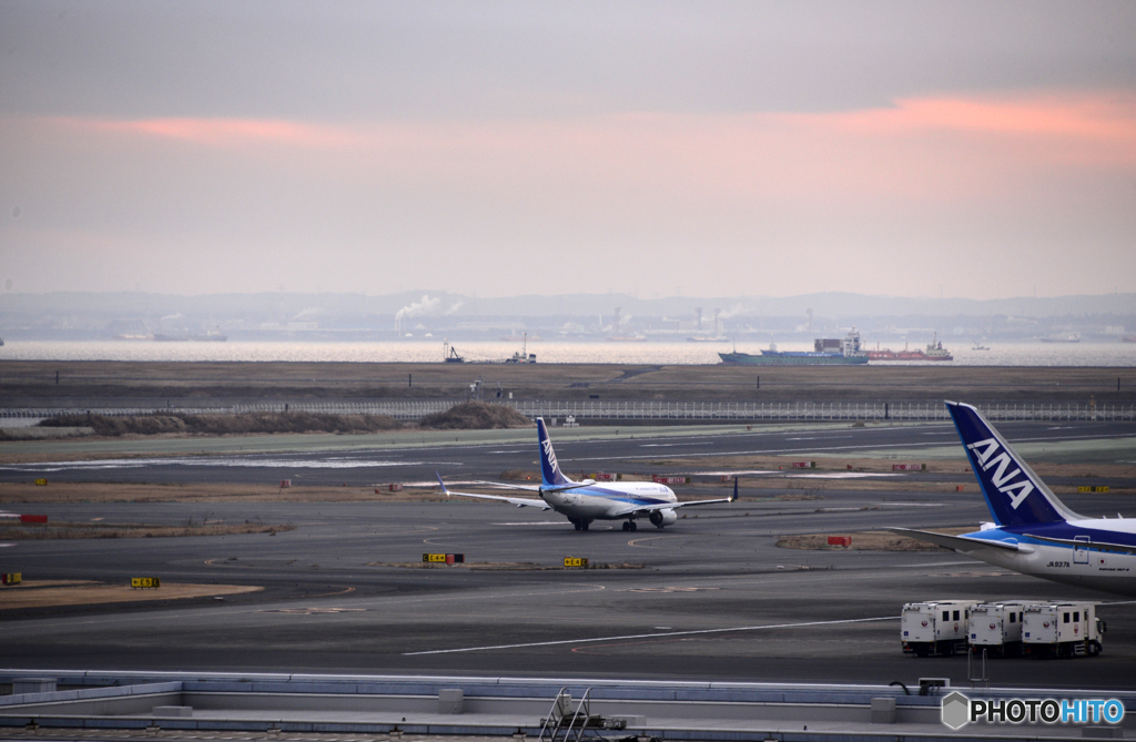 早朝の羽田空港----④