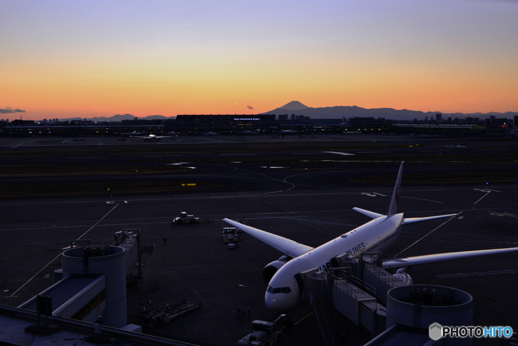 空港夕暮れ----①