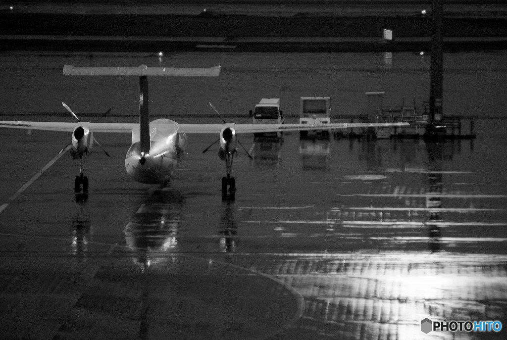 夜・雨・空港